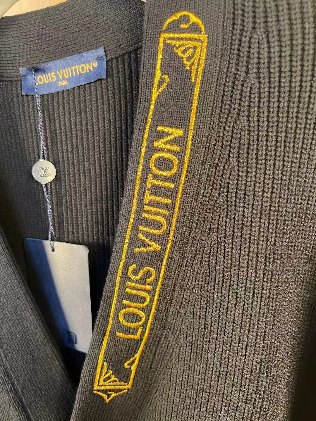 남성 V넥 엠브로이더드 시그니처 가디건 1AHVN0 (2color) 상세