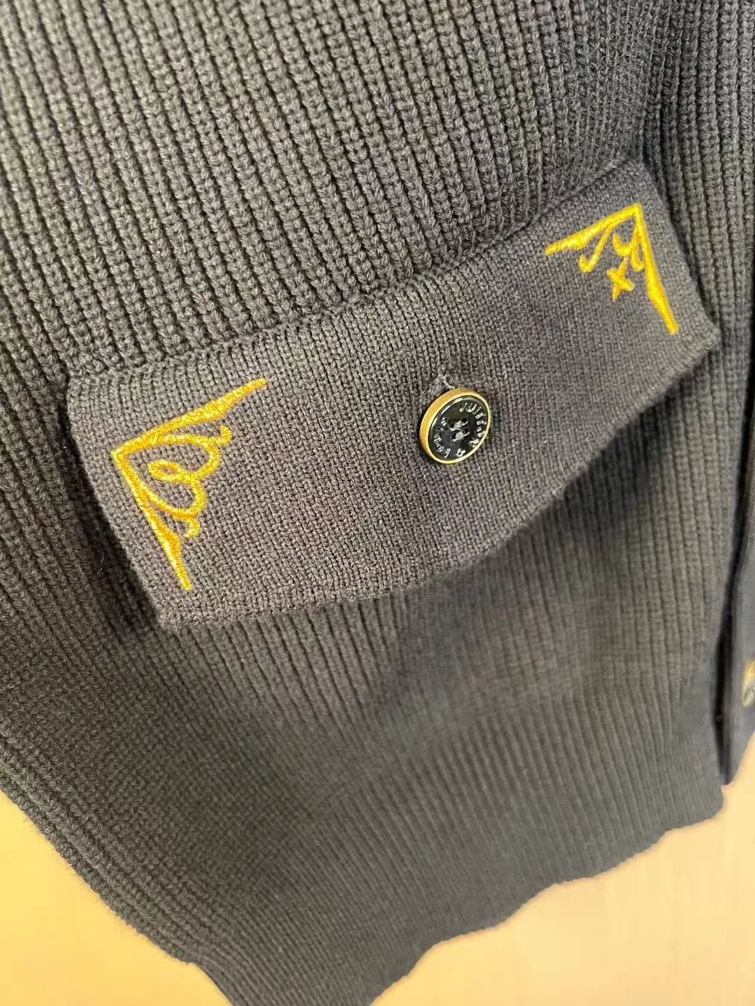 남성 V넥 엠브로이더드 시그니처 가디건 1AHVN0 (2color) 상세