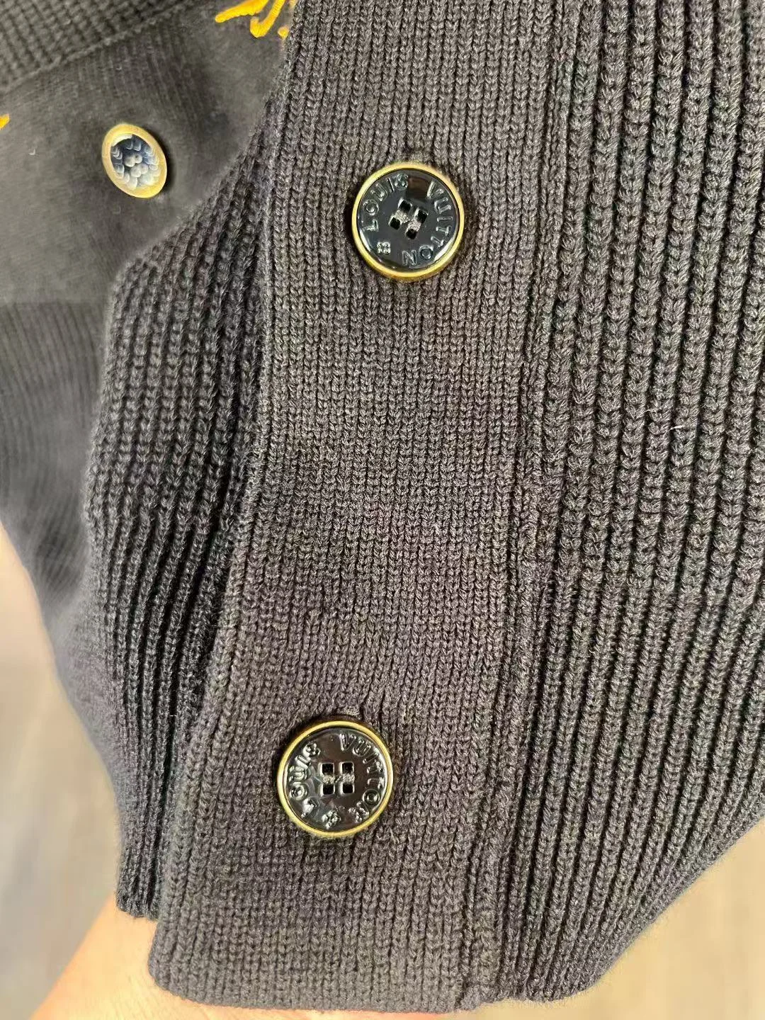 남성 V넥 엠브로이더드 시그니처 가디건 1AHVN0 (2color) 상세