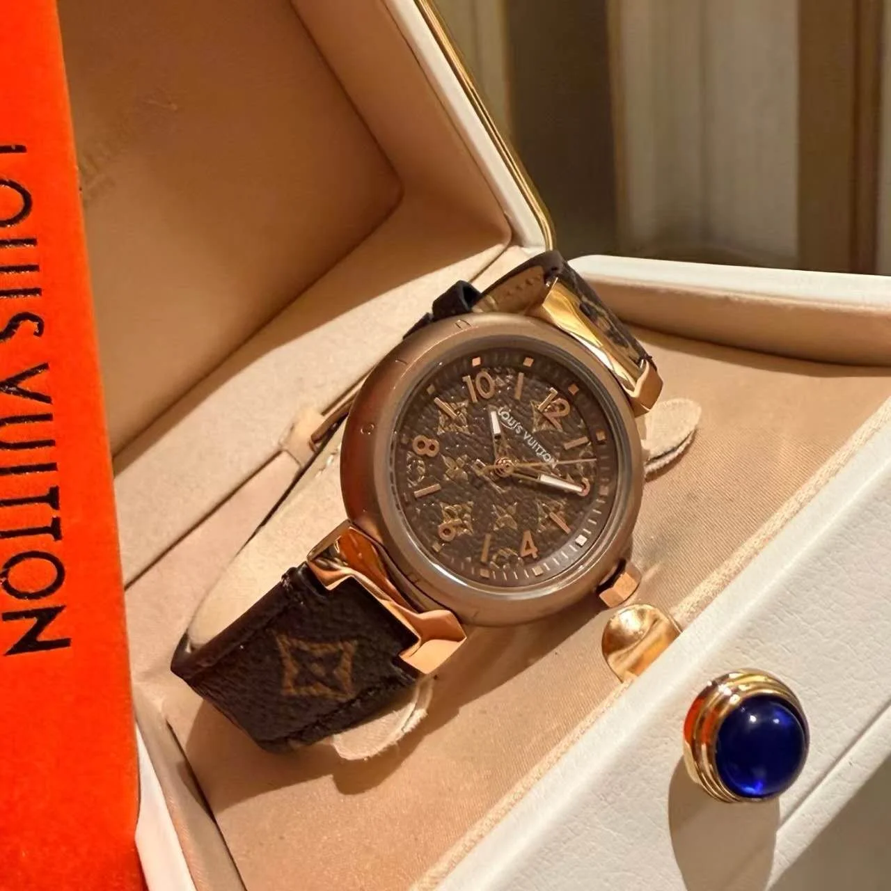 땅부르 모노그램 쿼츠 로즈골드 28MM 상세