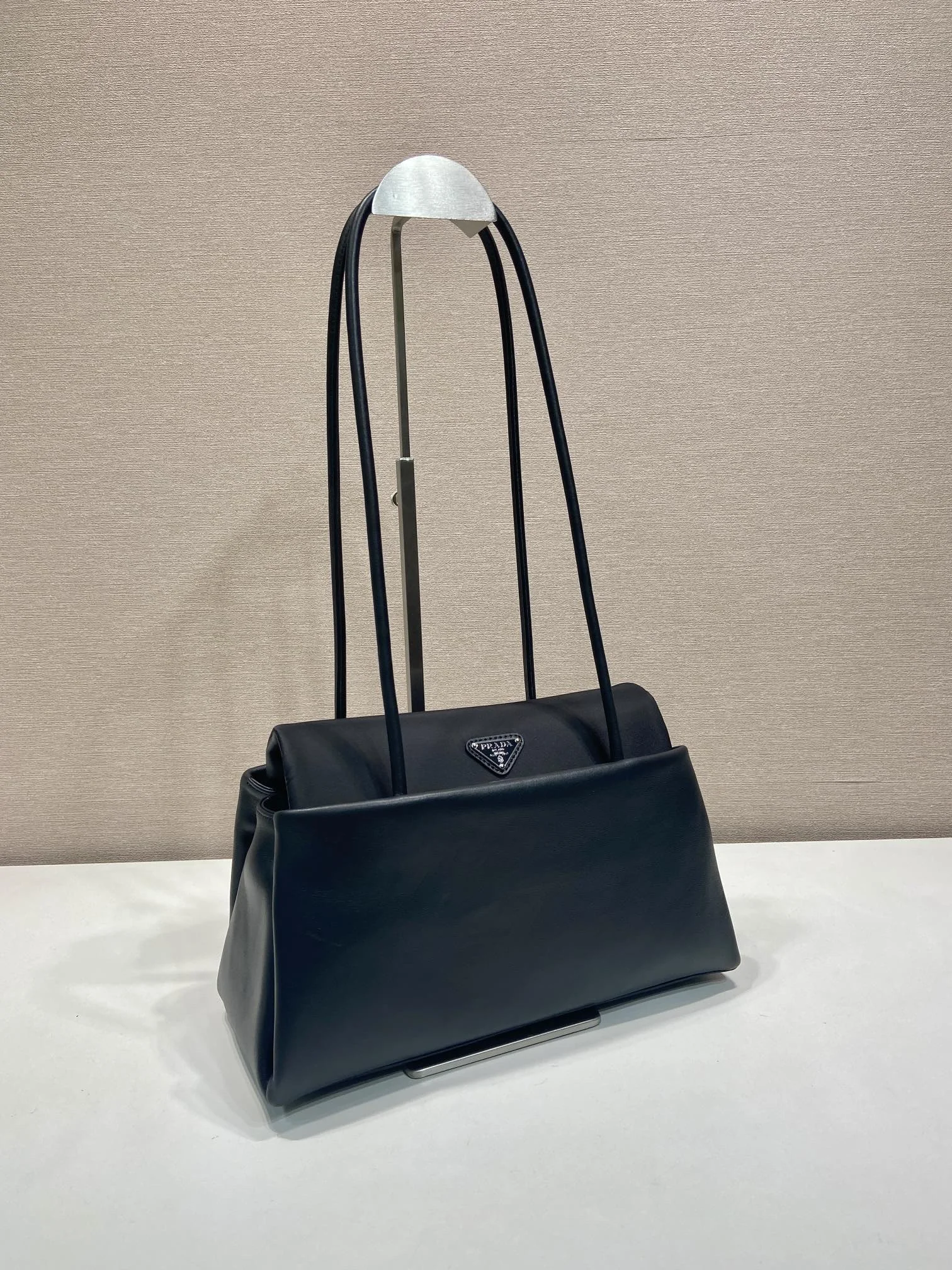 리나일론 플랩이 있는 페시지 미디엄 가죽 백 28x14.5x12cm 상세