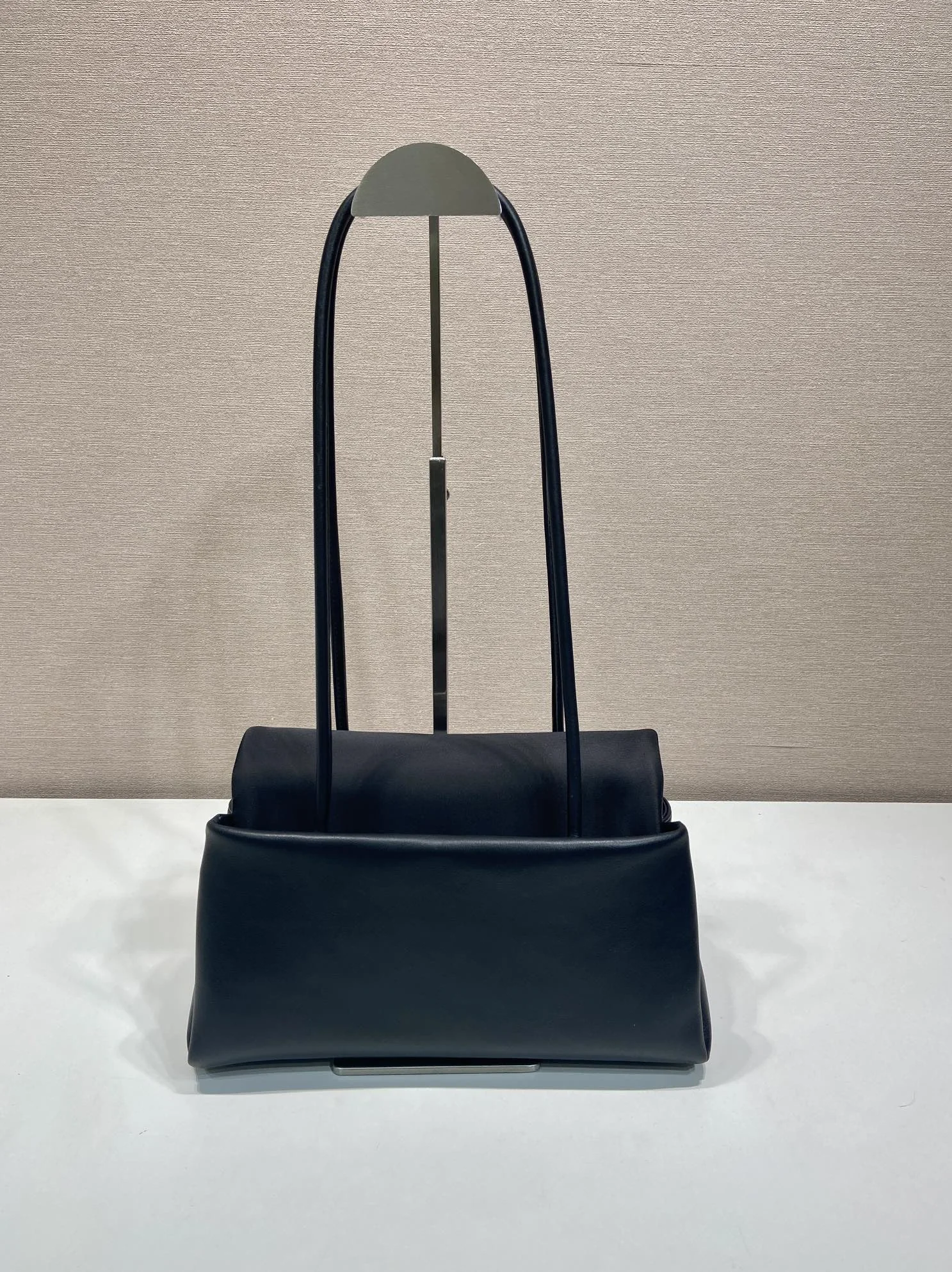 리나일론 플랩이 있는 페시지 미디엄 가죽 백 28x14.5x12cm 상세