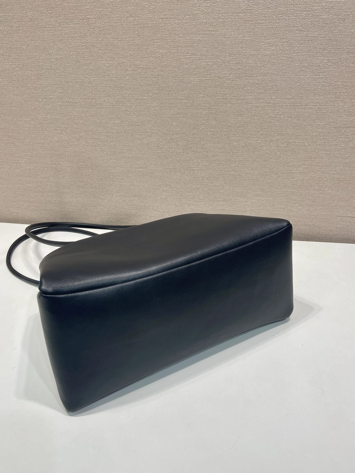 리나일론 플랩이 있는 페시지 미디엄 가죽 백 28x14.5x12cm 상세