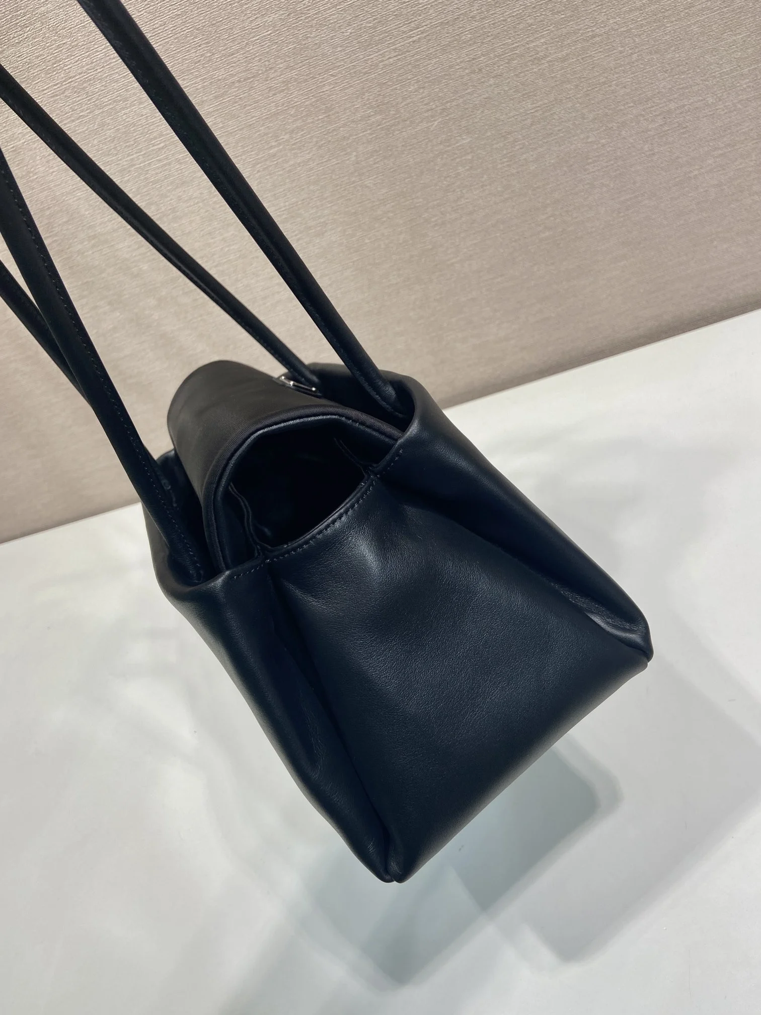 리나일론 플랩이 있는 페시지 미디엄 가죽 백 28x14.5x12cm 상세