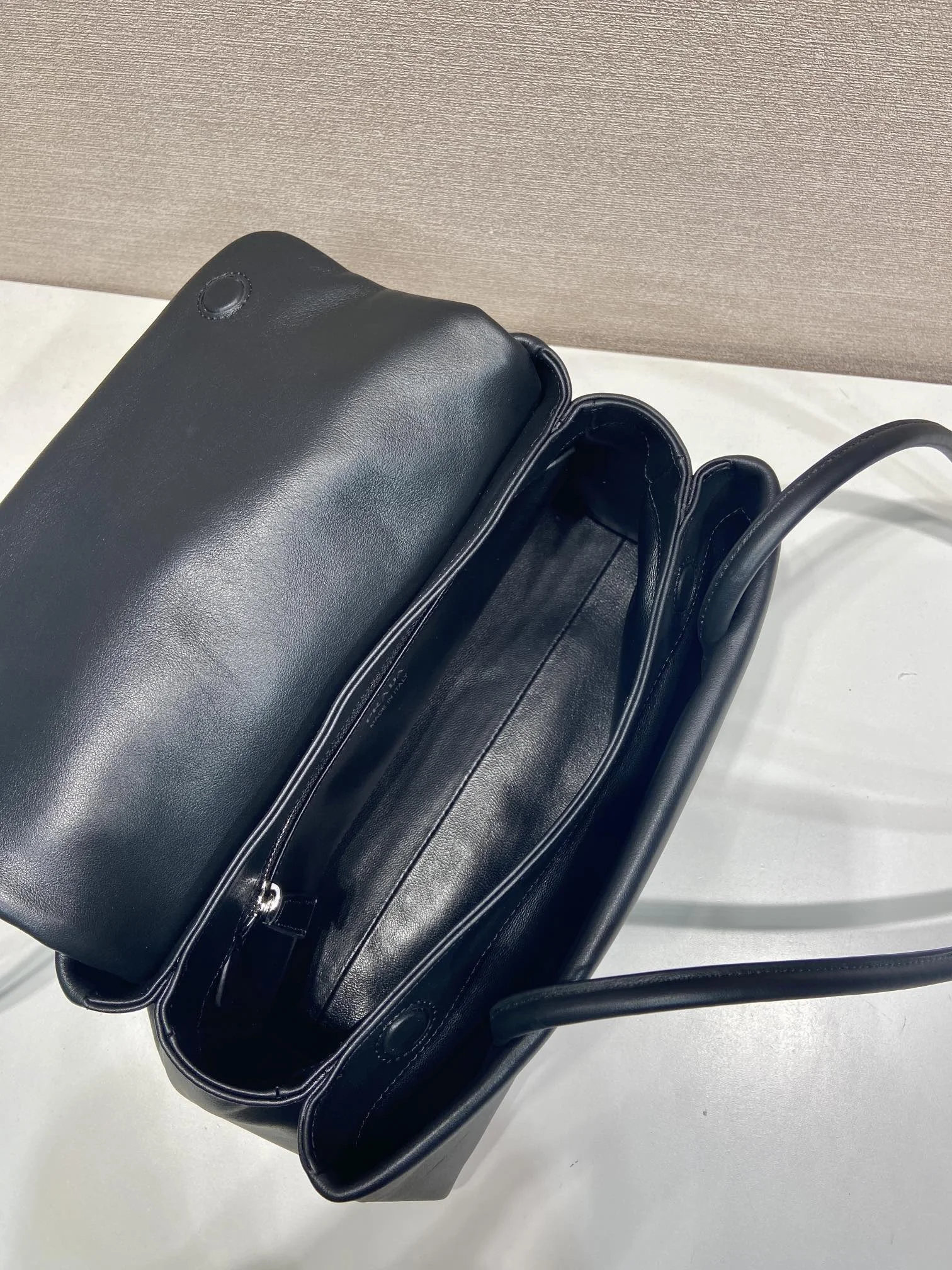 리나일론 플랩이 있는 페시지 미디엄 가죽 백 28x14.5x12cm 상세