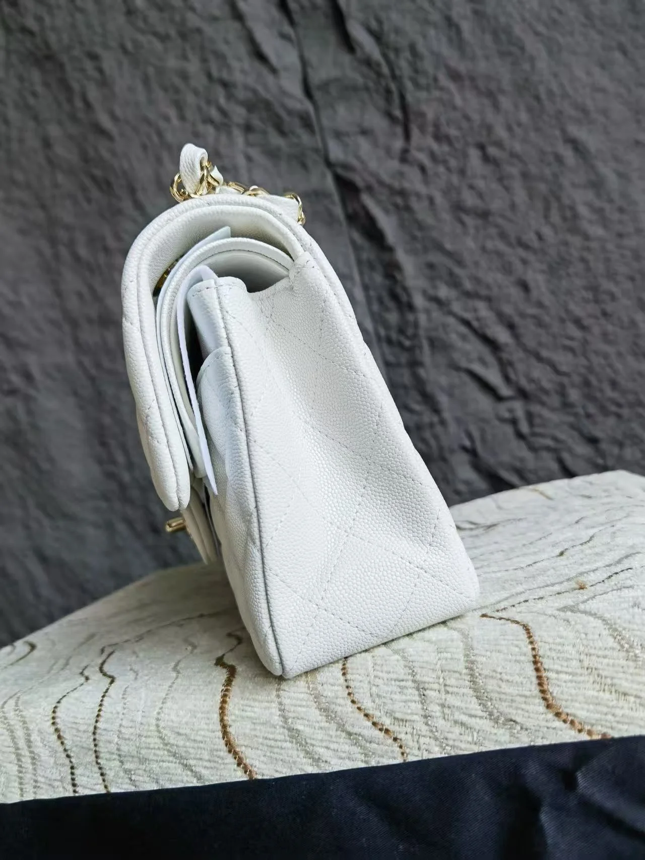 클래식 미디움 캐비어 화이트 샴페인골드 상세