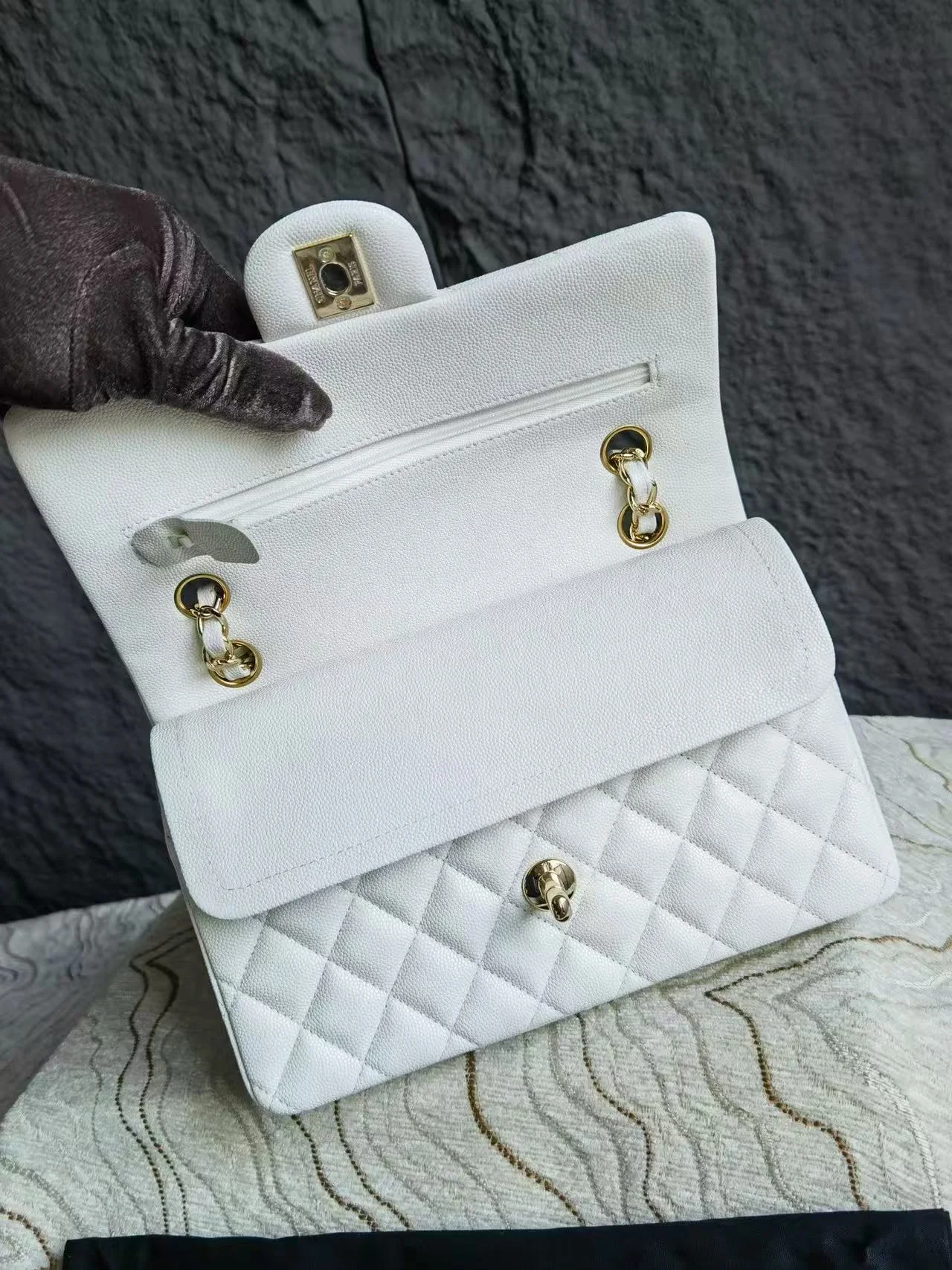 클래식 미디움 캐비어 화이트 샴페인골드 상세