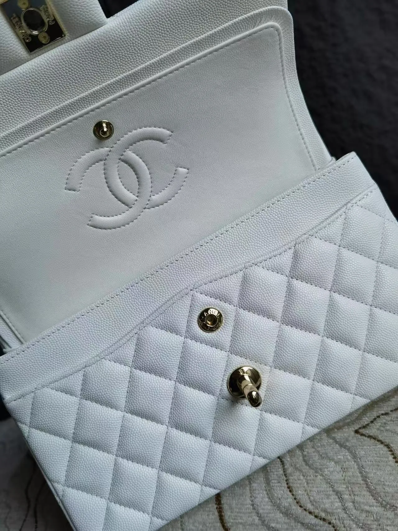 클래식 미디움 캐비어 화이트 샴페인골드 상세