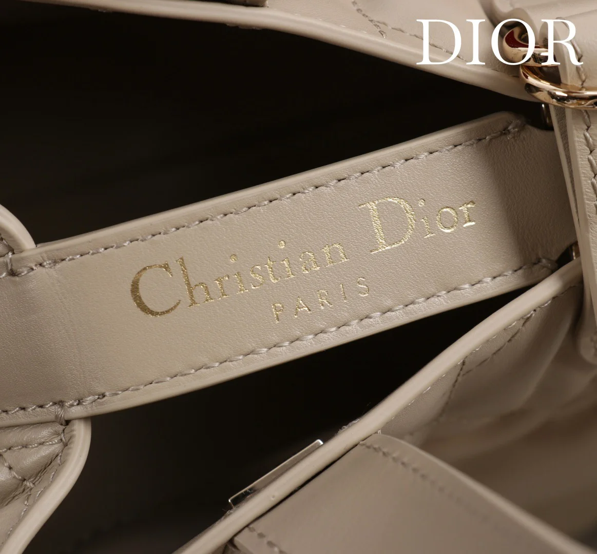 뚜주흐 미디엄 버티컬 토트백 웜토프 상세