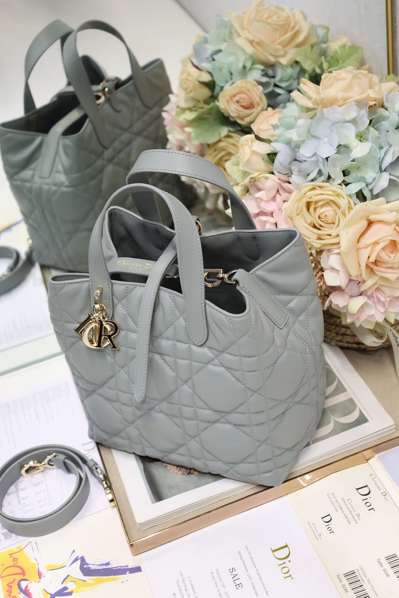 뚜주흐 미디엄 버티컬 토트백 스톤 그레이 상세