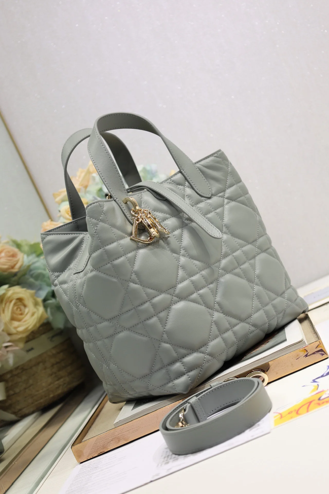 뚜주흐 미디엄 버티컬 토트백 스톤 그레이 상세