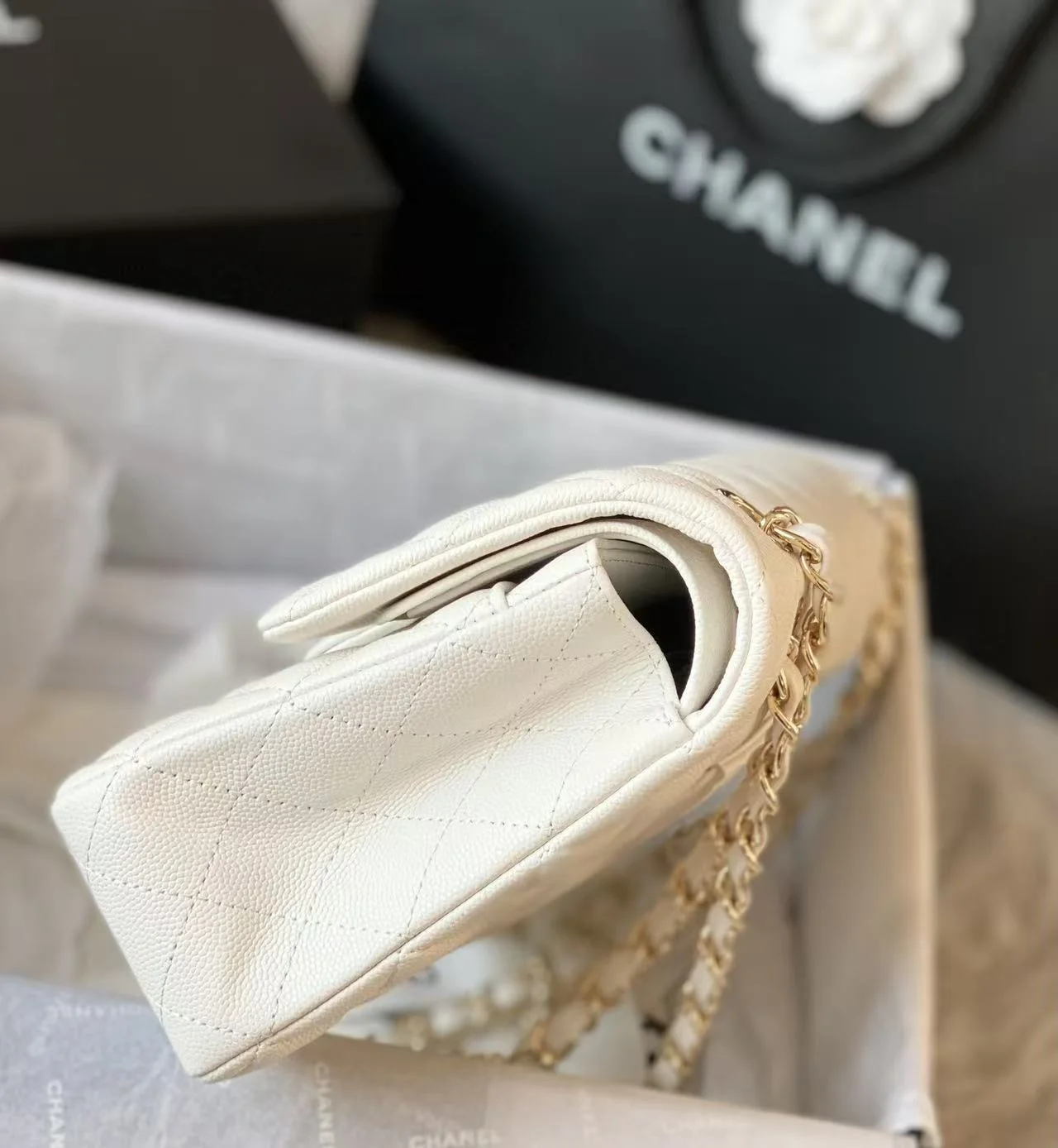 클래식백 미디움 캐비어 라이트베이지 샴페인골드 상세