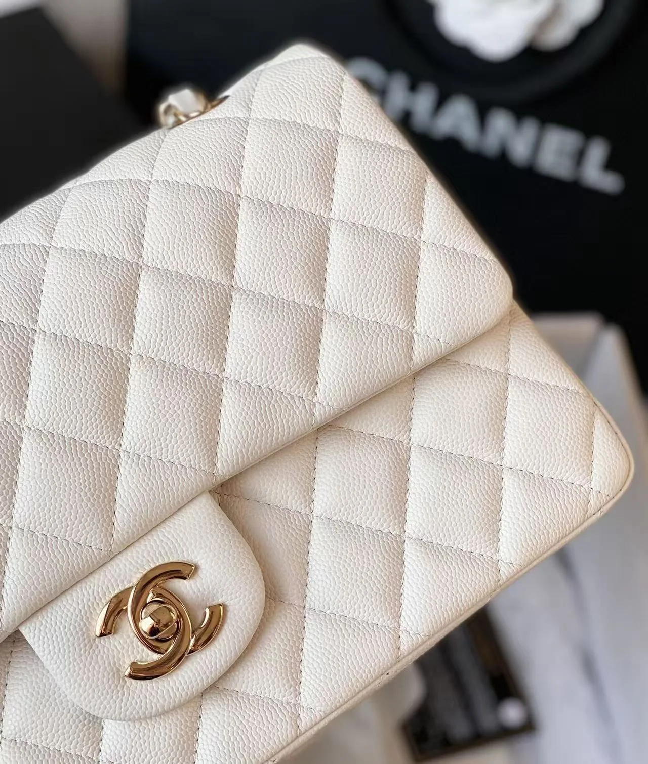 클래식백 미디움 캐비어 라이트베이지 샴페인골드 상세