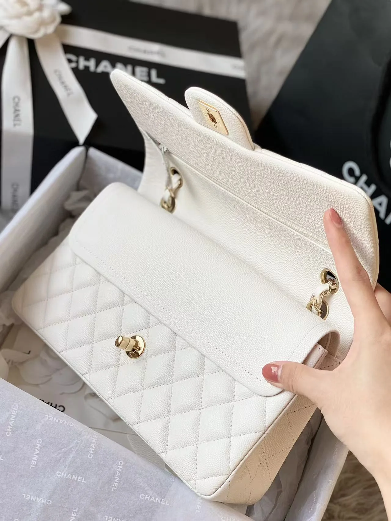 클래식백 미디움 캐비어 라이트베이지 샴페인골드 상세