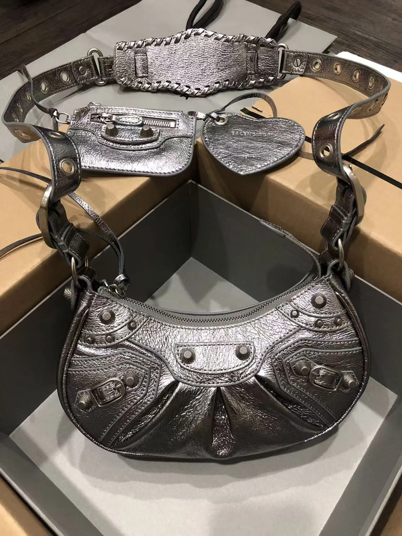 르카골 XS 숄더백 메탈릭 골드 (26cm X 16cm X 7cm) 상세