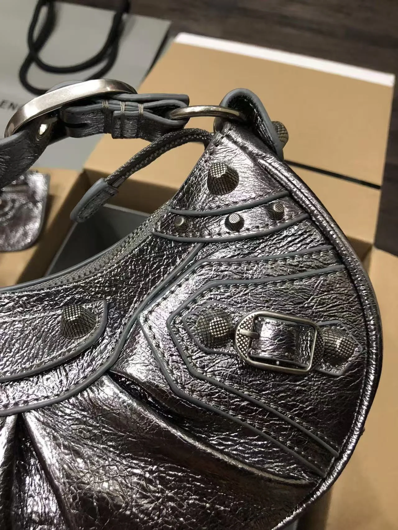 르카골 XS 숄더백 메탈릭 골드 (26cm X 16cm X 7cm) 상세