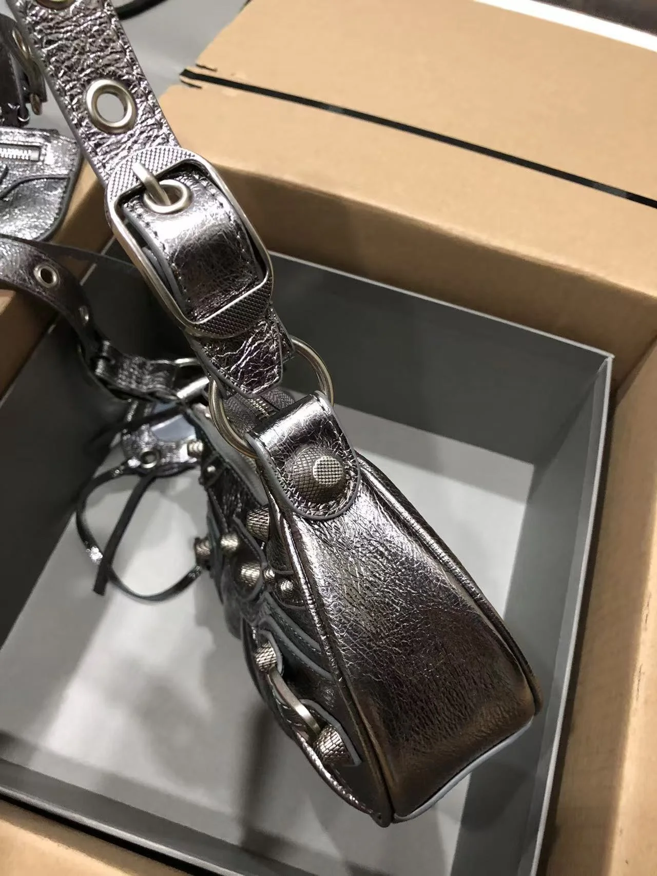 르카골 XS 숄더백 메탈릭 골드 (26cm X 16cm X 7cm) 상세