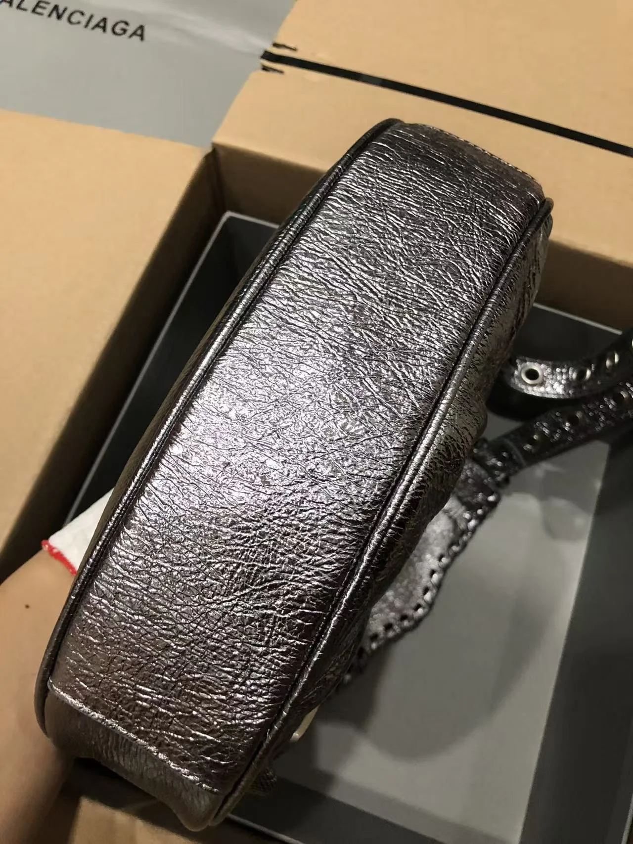 르카골 XS 숄더백 메탈릭 골드 (26cm X 16cm X 7cm) 상세