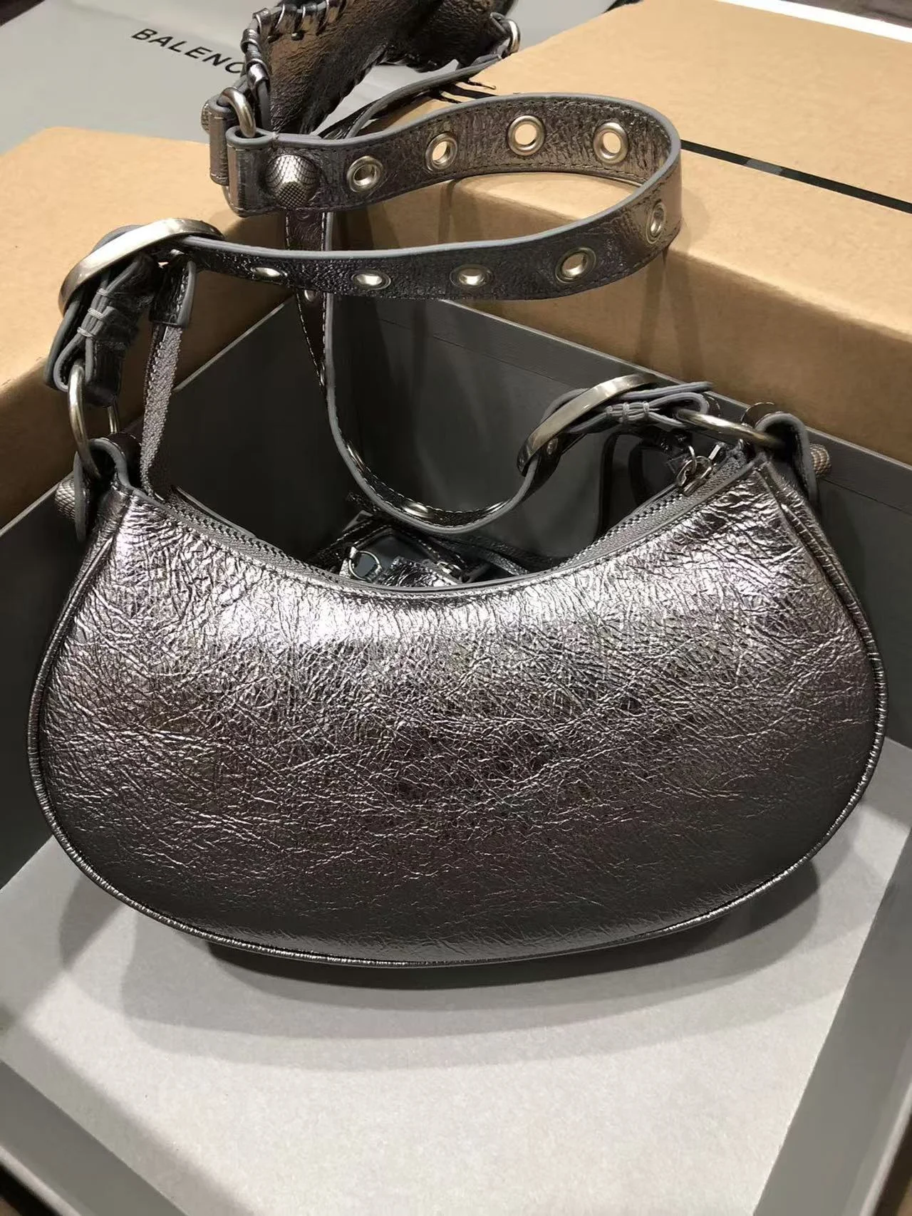 르카골 XS 숄더백 메탈릭 골드 (26cm X 16cm X 7cm) 상세