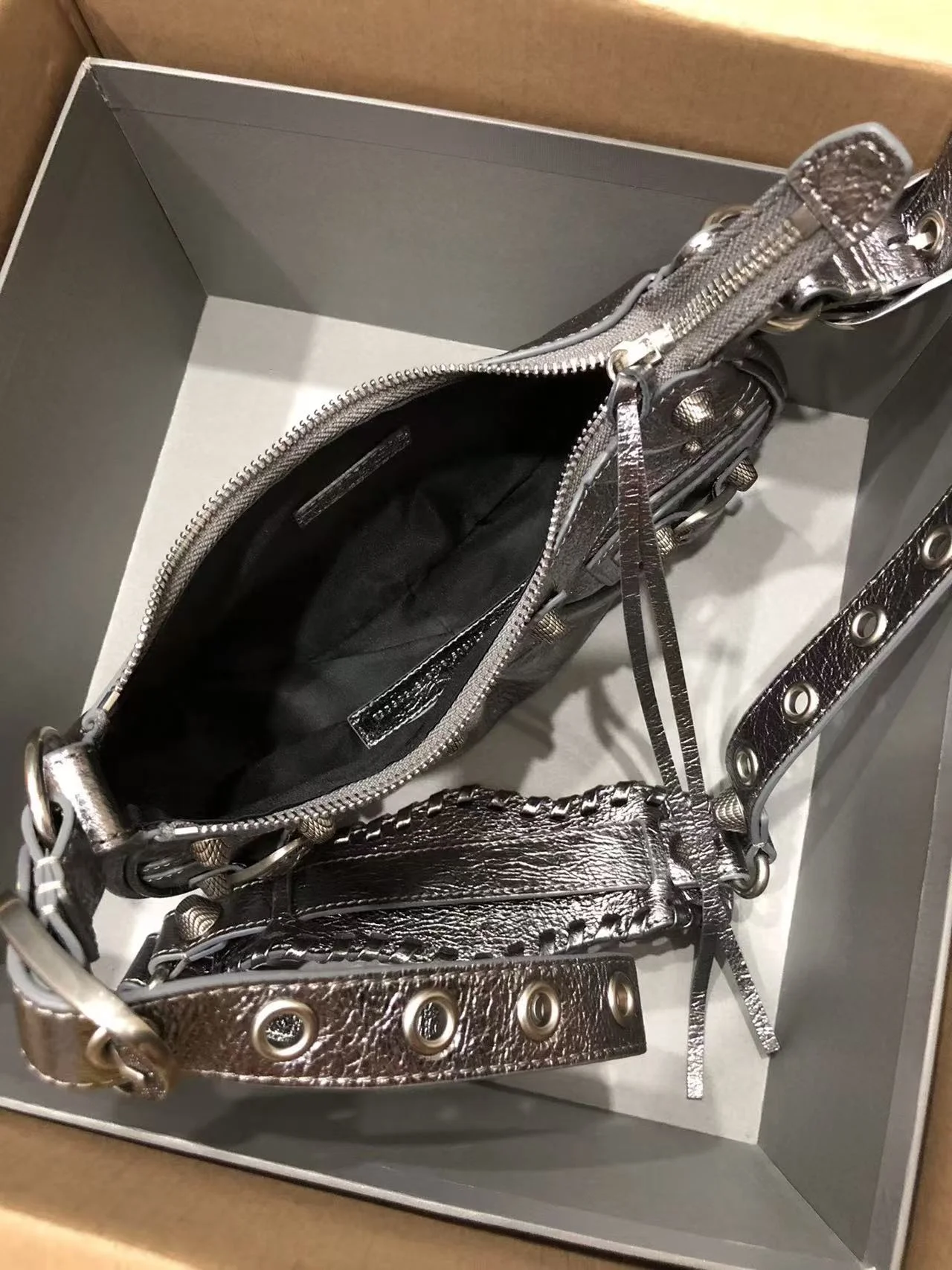 르카골 XS 숄더백 메탈릭 골드 (26cm X 16cm X 7cm) 상세