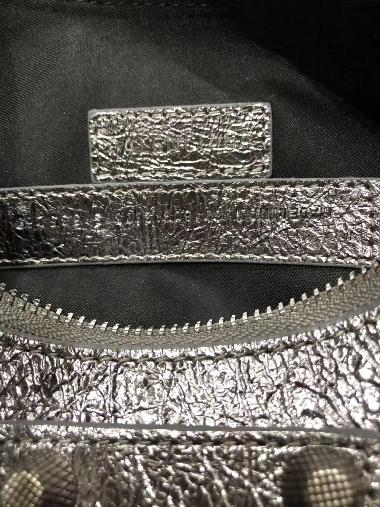 르카골 XS 숄더백 메탈릭 골드 (26cm X 16cm X 7cm) 상세