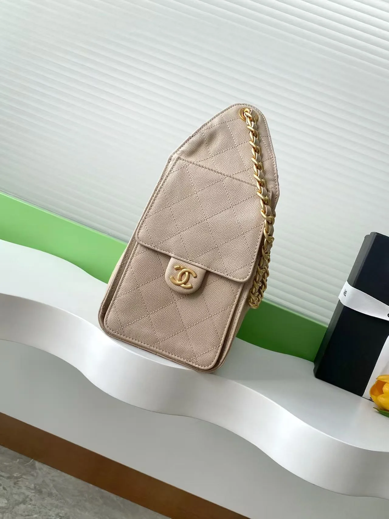 25c 뉴 호보 스몰 베이지 캐비어 상세