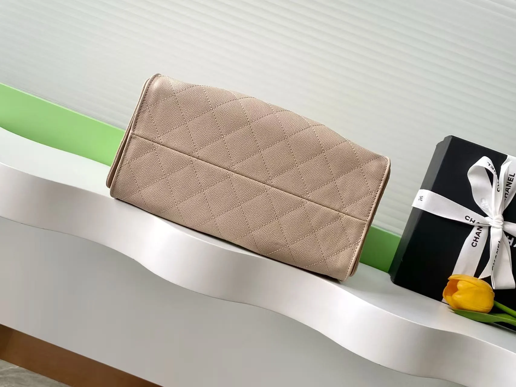 25c 뉴 호보 스몰 베이지 캐비어 상세