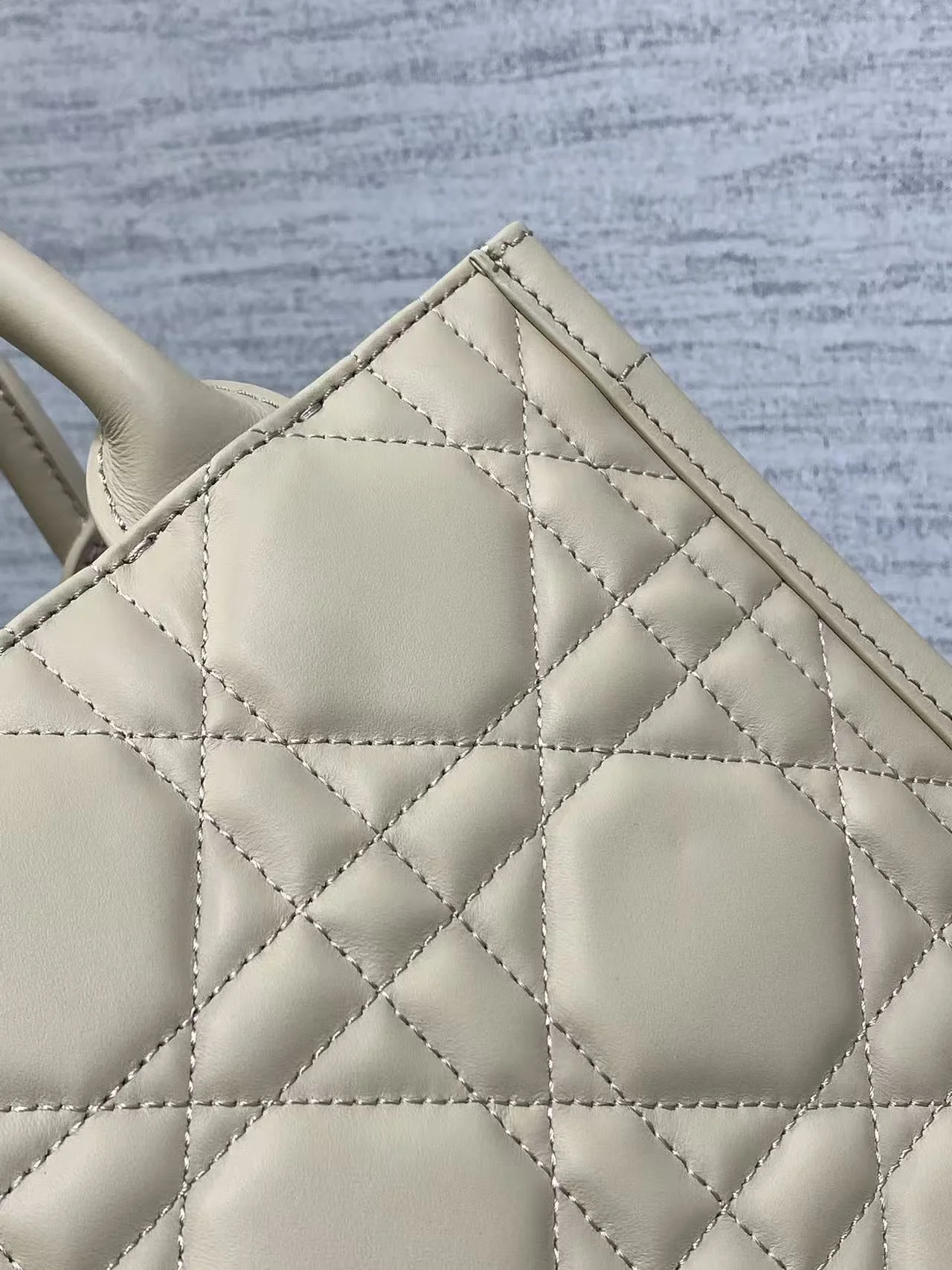 레이디 까나쥬 북토트백 스몰 베이지 (26.5cm X 21cm X 14cm) 상세