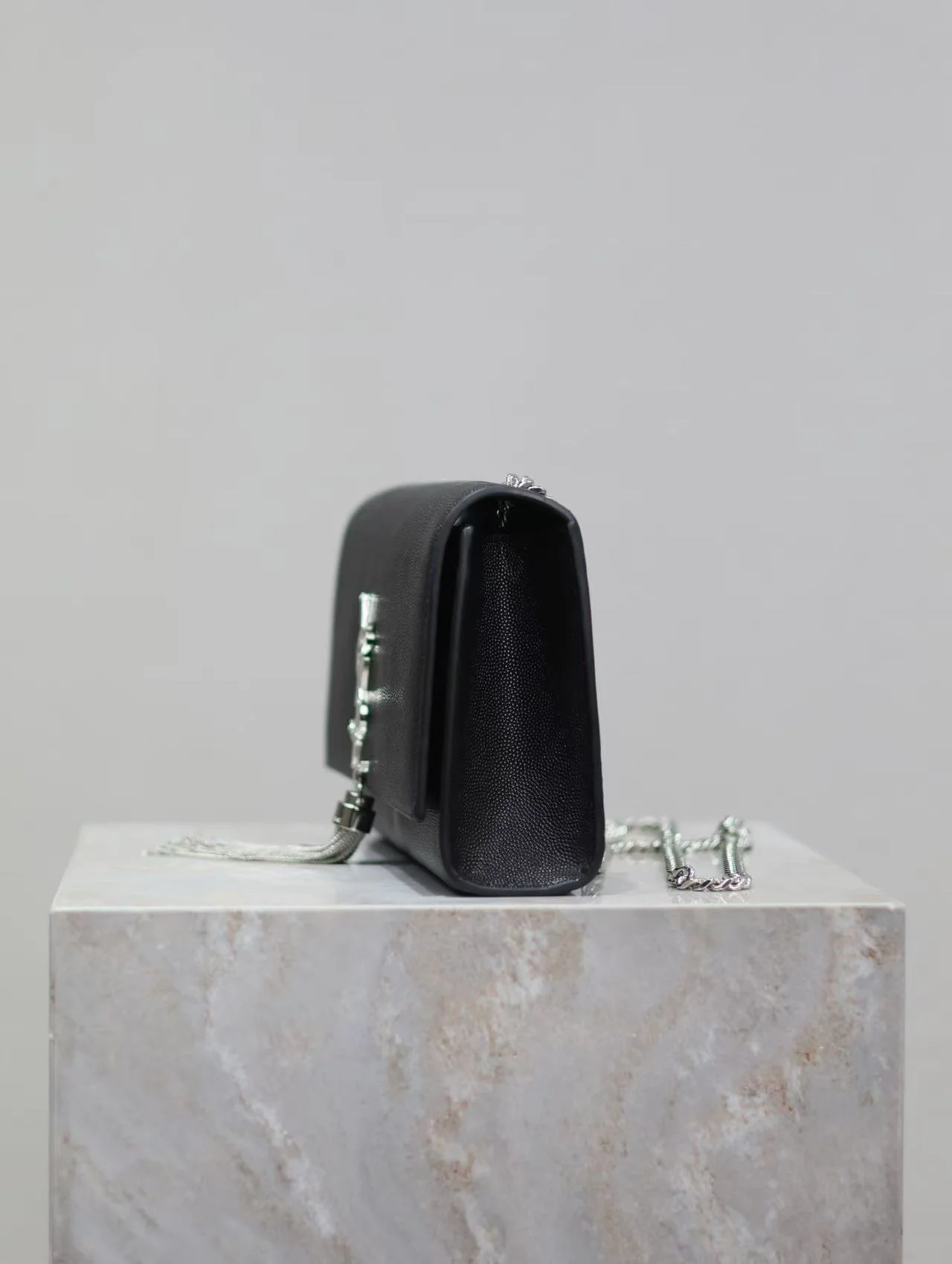 테슬 사첼 케이트 숄더백 은장 상세