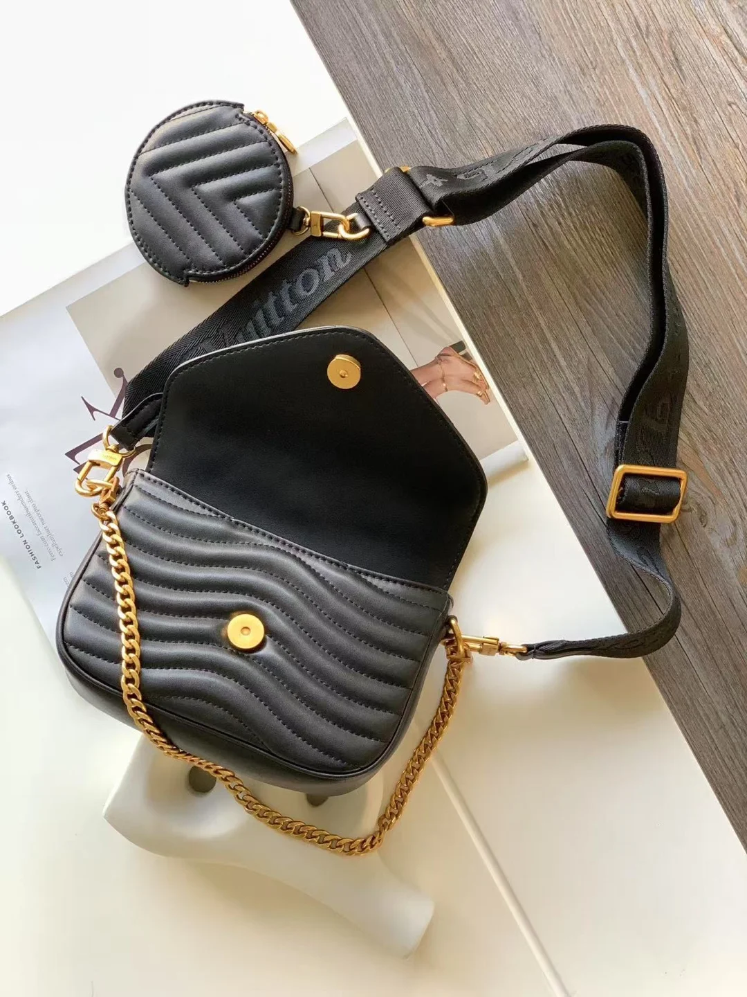 뉴 웨이브 멀티 포쉐트 느와 블랙 (19 * 14 * 5) 상세