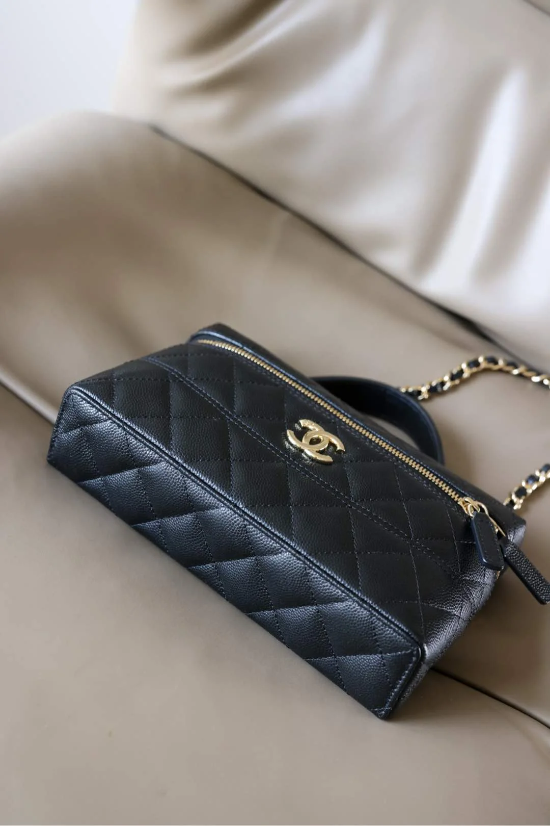 클래식 베니티 백 금장 (14*19*5cm) 상세