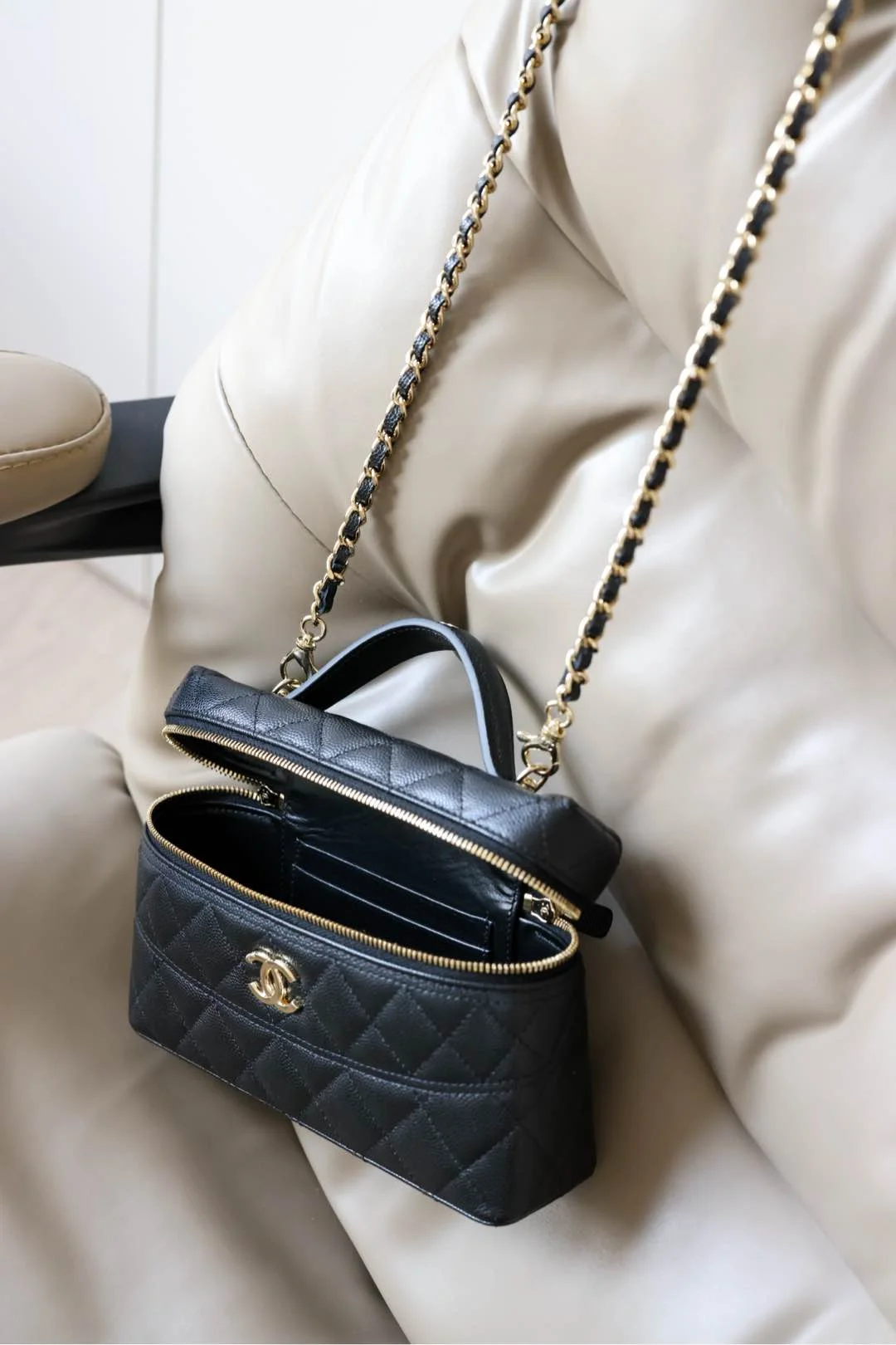 클래식 베니티 백 금장 (14*19*5cm) 상세