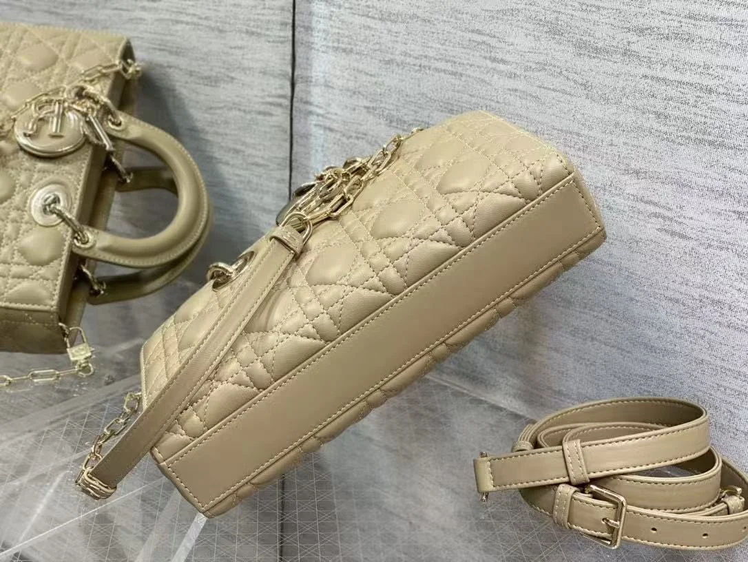 디조이백 미디움 샌드베이지 (26*14*6cm) 상세