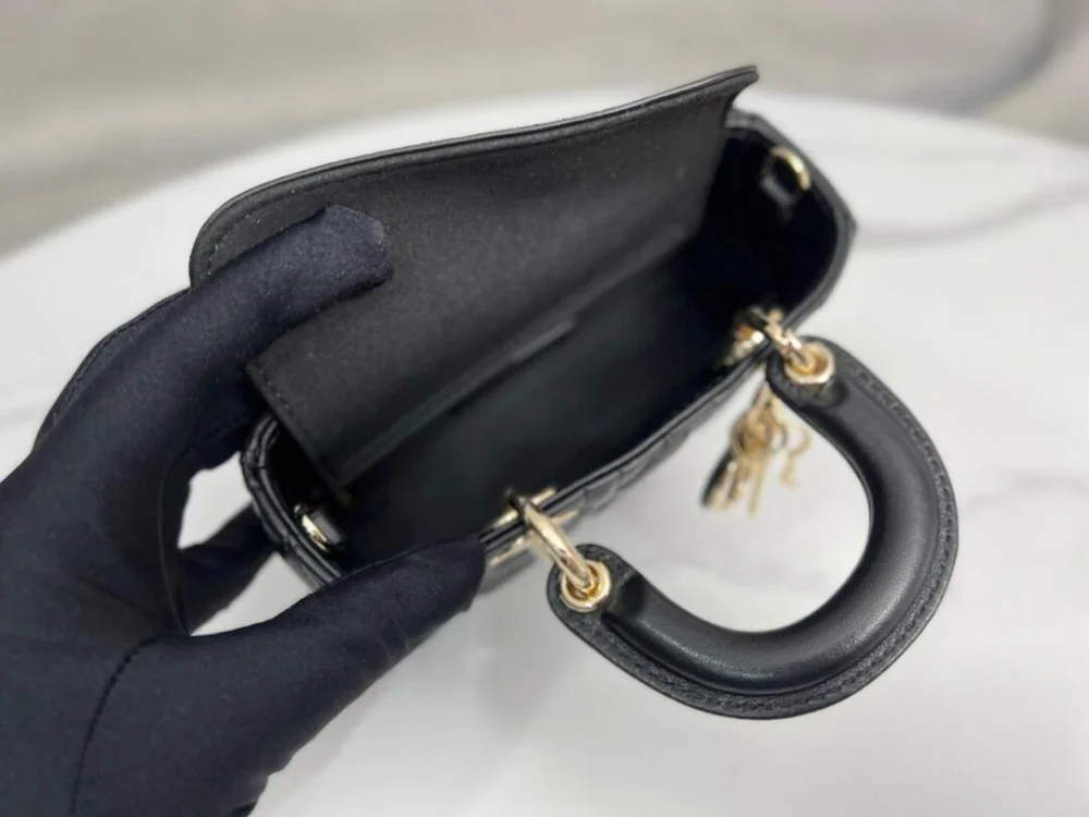 레이디 D-JOY 백블랙 까나쥬 양가죽 마이크로 백 (16cm * 9cm * 5cm ) 상세